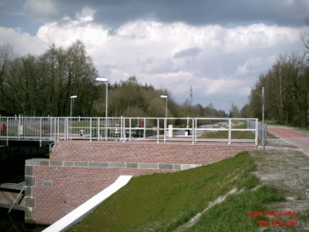 Die Schleuse iV bei Neudorf wurde vor einigen Jahren neu gebaut. Diese Schleuse
wird heute nicht mehr von Hand bedient.